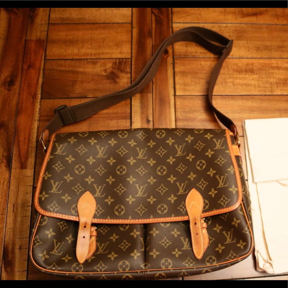 Louis Vuitton Messenger Bag